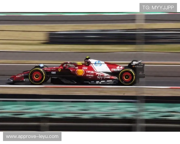 F1赛车队伍调整：新赛季阵容变动引发热议车手竞争升级