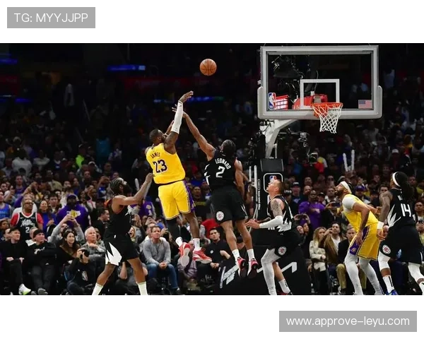 湖人詹姆斯关键三分逆转比赛带队连胜势头如虹